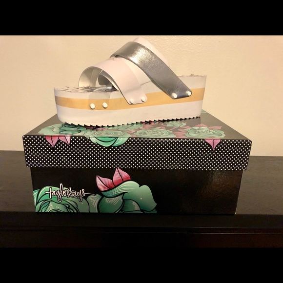 Sandals - Picture 2 of 3